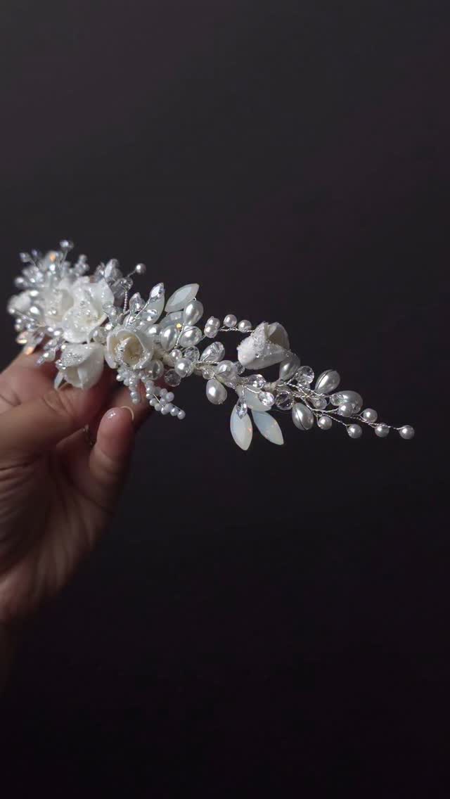 Getting ready..
#handmade #bespoke #tocadosnovia #bridetobe #engaged #weddinghairpiece