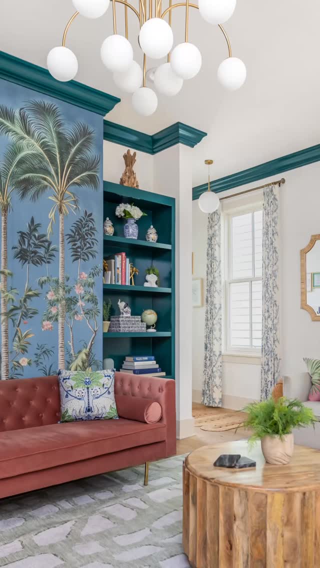 Welcome to your new favorite @airbnb in Charleston! 🌴 The best collaboration with @serenityshoresvacations 🌴 Get ready to book your next vacation! #homestyling #shorttermrentalstyling #palmbeachstyle #charleston #palmbeachmeetscharleston