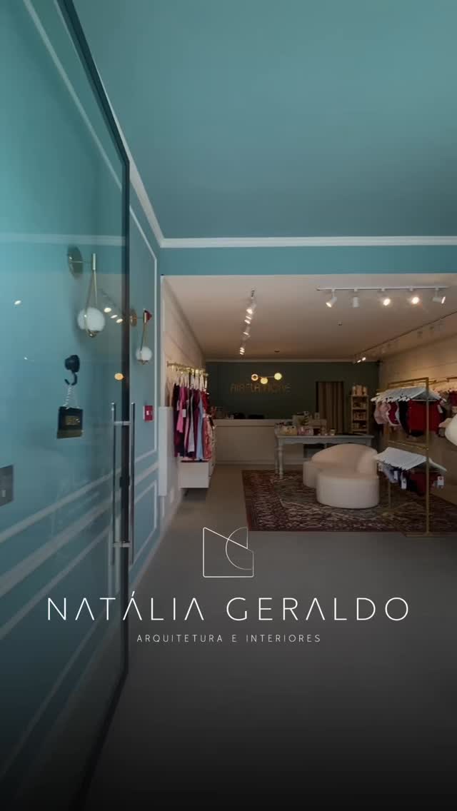 Em Blumenau, projetamos uma boutique linda em tons de Azul Tiffany com detalhes de boiseries brancas. Trazer a cor para a fachada da loja, além de reforçar a identidade da marca, serve como destaque visual.
Katia, obrigada pelo carinho das palavras. Um prazer trabalhar com vocês!
#arquitetoblumenau #arquitetoflorianopolis #arquiteturablumenau #projetodeinteriores