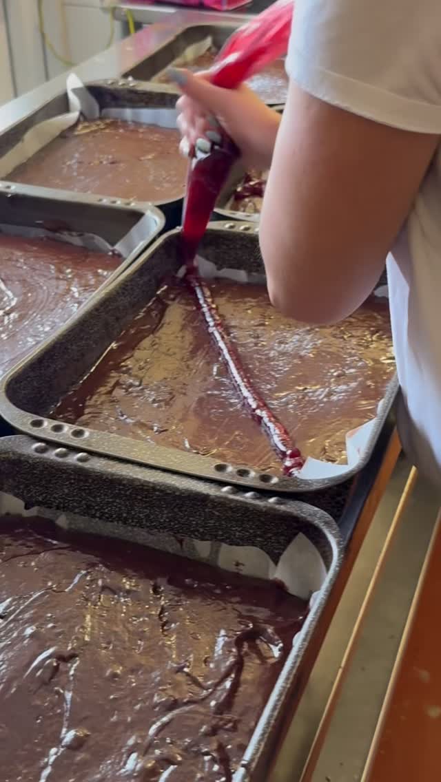Takto vzniká naše višňové brownies v pekárně U Dvou rohlíků. Lahodné spojení čokolády 🍫 a ovoce 🍒.
Poctivé čokoládové těsto, šťavnaté višně a žádné zkratky. 😋
Dostane v pekařstvích @udvourohliku nebo v @kavarnameziradky
#etincellecz #udvourohliku #meziradky #socialnipodnik #hendikepneniprekazka