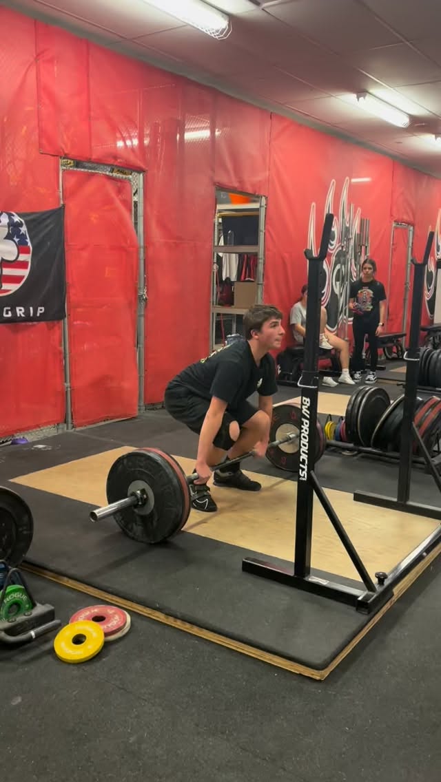 This young crew is coming! Incoming Frosh & Soph 🏈 guys are hungry! Multiple freshmen cleaning 90kg 🤯. If you’re not putting in work this spring, they are looking to take your position. You got to be strong to play 5A football. Put the foam roller down, the mini bands away, and stop with the half squats and gimmicks.
#usaweightlifting #cleanandjerk #youthweightlifting #snatch #afterschoolprogram