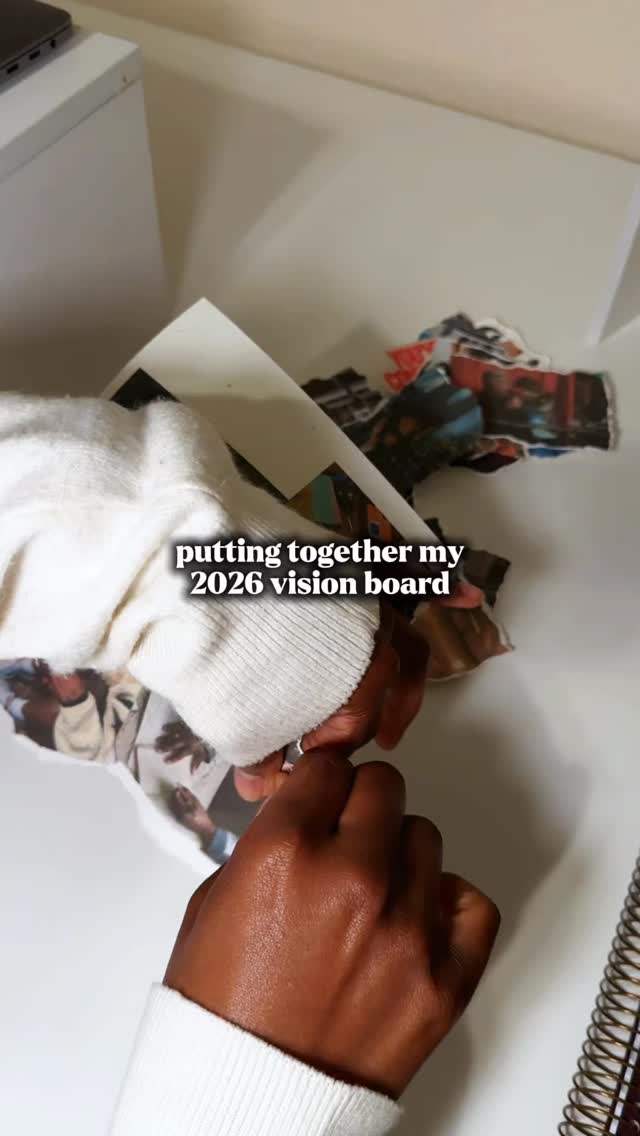 I love putting my vision board right above my desk because it forces me to look at my goals every day😝 and because of that, I usually end up accomplishing most of them…except for last year, that was an anomaly lol