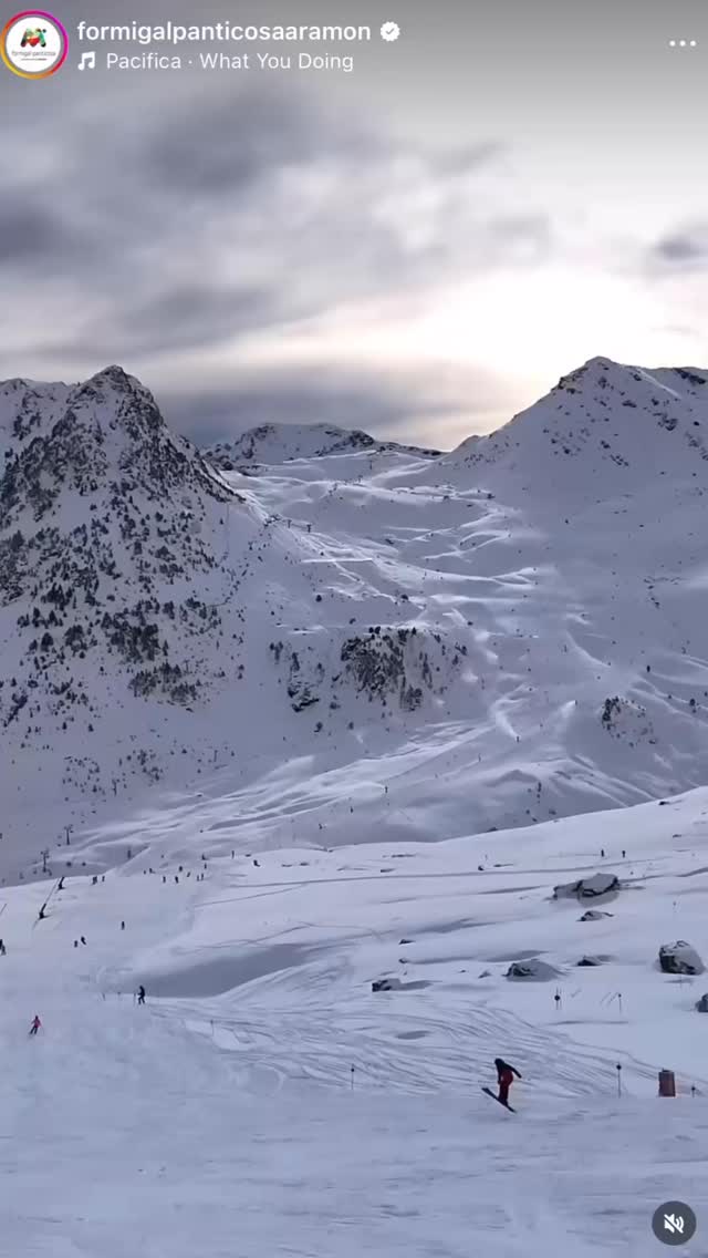 A estas alturas, todavía tenemos que esforzarnos en demostrar la evidencia.
Pero año tras año, el esquí vuelve a ser la columna vertebral de la economía de los valles del Aragón y de Tena.
Sin duda apoyamos la desestacionalización y que haya actividades que diversifiquen el turismo todo el año, pero negarse a ver la evidencia de que el centro neurálgico del turismo en el Pirineo es el esquí y por supuesto el futuro, incluso con cambio climático, pensamos que es contraproducente.
Por eso apostemos por las estaciones de esquí, y por las inversiones en las estaciones, y por supuesto apostemos por la unión de Astún, Candanchú y Formigal, ya que es la puerta a una nueva dimensión de futuro para los valles.
Se puede hacer con mesura, con cabeza, incluyendo a todos y respetando el medio ambiente. Pero hagámoslo realidad, consigamos generar riqueza, trabajo, fijar servicios, fijar población y redistribuir estos recursos para ofrecer vivienda digna y asequible a los habitantes de los valles.
#uniondeestacionessi
#astún
#candanchú
#formigal