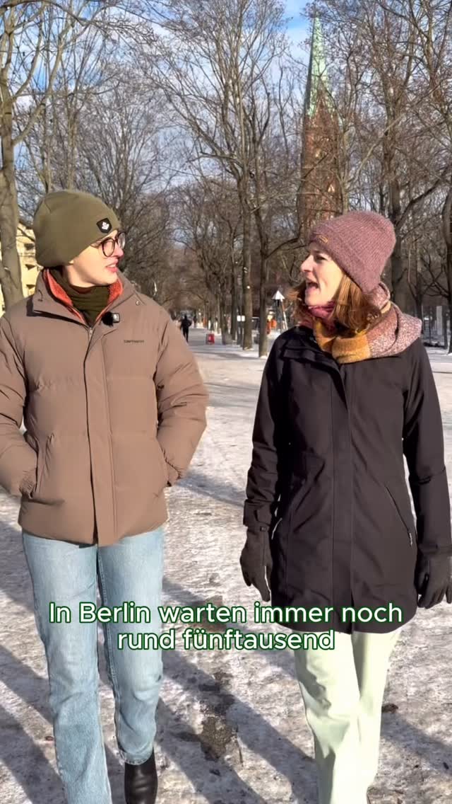 🎓 Studieren in Berlin beginnt für viele nicht im Hörsaal, sondern auf der Warteliste.
Über 5.000 Studierende warten auf einen Wohnheimplatz. Im Schnitt über ein Jahr.
Für viele ist das zu spät.Wer keinen Platz bekommt, landet auf dem freien Markt. WG Zimmer für 650 Euro, BAföG Wohnpauschale bei 380 Euro.
Gleichzeitig sind viele Wohnheime oft seit Jahren sanierungsbedürftig.
Die Folgen sind weite Pendelwege. Nebenjobs bis zur Erschöpfung. Studieren wird zur Frage des Geldbeutels. Nicht jeder kann sich ein Studium in Berlin leisten.
Das ist kein Naturgesetz.
Das ist politische Verantwortung.
Berlin braucht endlich mehr Wohnheimplätze. Öffentlich finanziert und bezahlbar. Und Investitionen in die Sanierung statt jahrelangem Wegschauen. Über landeseigene Wohnungsbaugesellschaften, die studentisches Wohnen ernst nehmen. Damit Studieren wirklich für alle möglich ist.
#studium #wohnungsnot #Studierendenwerk #bildungsgerechtigkeit #bafög