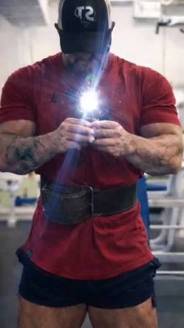 Lets make 2026 your best year. Create some short term goals for yourself and go after them. Strive to be better than you were the day before. Time passes us by and the days dont stop, dont make excuses. 2026 is the year im making it a priority to get back to this condition! Lets go!!
#gym #friday #healthylifestyle #goals