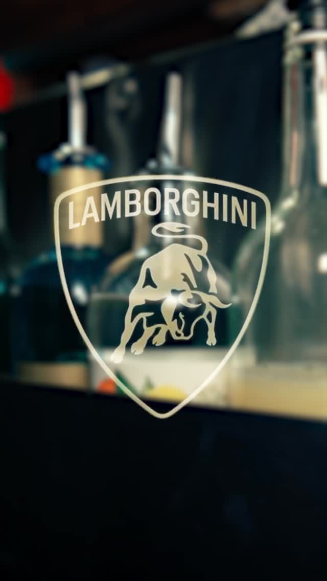 ✨ Retour sur une soirée de fin d’année intimiste chez Lamborghini ✨
Pour célébrer la fin d’année, les équipes de Lamborghini ont trinqué autour de cocktails personnalisés à leur effigie, pensés spécialement pour l’occasion.
Une expérience sur-mesure, jusque dans les moindres détails🍸
Un immense merci à @aih.prod pour cette superbe vidéo,
à @lyonglacon pour la personnalisation glacée,
et surtout à @lamborghini_lyon_off pour leur confiance.
Et nos partenaires @fevertreefrance @bear_brothers_distillerie @ponthier_officiel @alain_milliat
#Lamborghini #SoiréeDeFinDAnnée #CocktailsSurMesure #EventPremium #LuxuryEvent Lyon