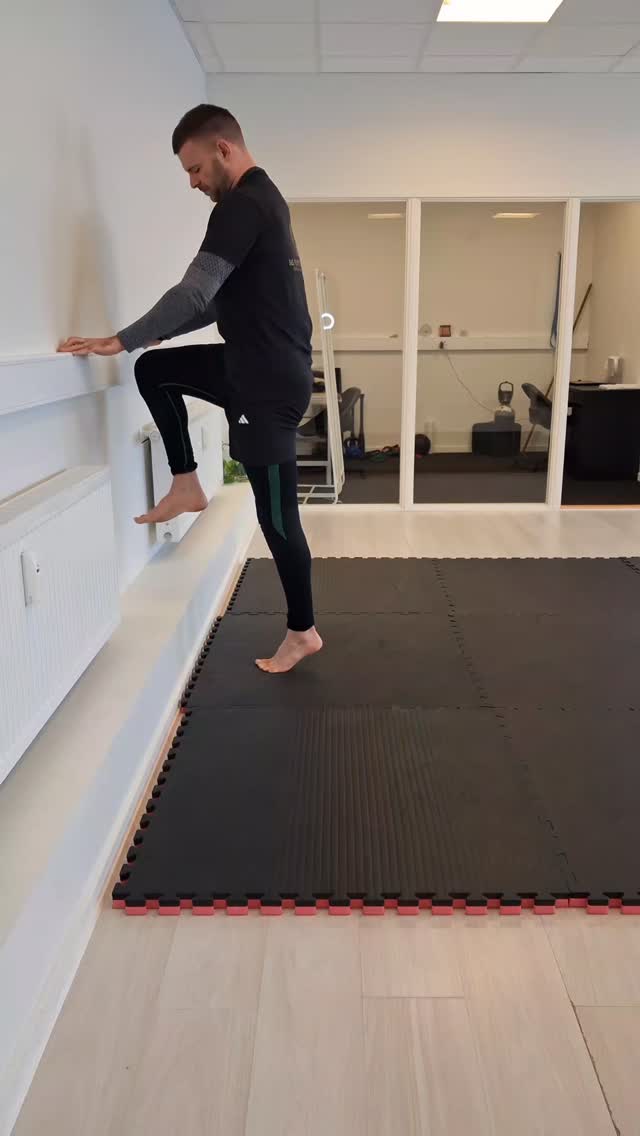 Ofte når jeg starter et samarbejde med de mennesker jeg arbejder med, har de prøvet mange forskellige tiltag.
Fået mange øvelser, eller udtalelser om deres situation 🙂
De bliver hver gang lidt overrasket hvor grundig jeg er i mine test, hvor meget tid jeg sætter af til at forstå deres situation.🧠
Jo bedre vi forstår nogen, jo bedre kan vi hjælpe dem.
Kroppens dele påvirker hinanden, her kan små detaljer være altafgørende at forstå 👀
Når vi feks. Kigger på knæ skader, er det super vigtigt at se hvordan, dine styringssystemer, coren, hofte ankel påvirker det 🏃♂️
Samt at genskabe fuld funktion. Det betyder at du kan arbejde over hele dit bevægelsesspektre i rotation - fleksion - ekstension.
Ofte mangler det sidst nævnte 🤔
Har du en udfodring du gerne vil arbejde på, eller opnå mål i 2026.
Så kontakt mig til en gratis intro samtale 📩
#biomekanik #holisticcoaching #funktioneltræning #rehab #performance #balance #nervesystem #bevægelse #smertefri #vejrtrækning #fascia #breathing #viralreels #rotation