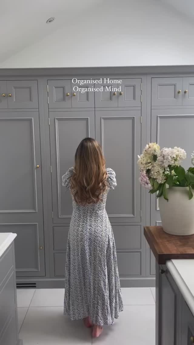 An organised home has a quiet way of clearing your mind 🤍
This beautifully styled larder by @lovetearsandteepees is such a reminder that small, thoughtful changes can make everyday life feel calmer.
As we look ahead — what are you simplifying in 2026?
#OrganisedHome
#HomeGoals2026
#CalmSpaces
#LuxuryHomeDetails
#PrintTailors
