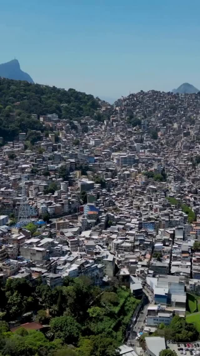 Favela Tour na Rocinha | Rodrigo Índio Tours
Conhecer o Rio de verdade é ir além dos cartões-postais.
É entender as pessoas, as histórias e as realidades que constroem a cidade todos os dias.
O Favela Tour na Rocinha é uma experiência cultural e educativa, conduzida com respeito, diálogo e olhar humano. A maior favela do Brasil se revela por meio de suas ruas, becos, mirantes e, principalmente, pelas histórias de quem vive ali.
Durante o passeio, falamos sobre a formação das favelas no Rio de Janeiro, o cotidiano dos moradores, os desafios, as iniciativas locais, a cultura, a arte e a força da comunidade. Nada de espetáculo. Aqui, a experiência é baseada em troca, escuta e aprendizado.
O roteiro é feito a pé, com uso de transporte local quando necessário, sempre acompanhado por guia local da Rodrigo Índio Tours, que contextualiza o espaço social, histórico e cultural da Rocinha.
Como é a experiência
Caminhada guiada pela Rocinha
Visita a pontos estratégicos e mirantes
Conversas sobre história, urbanização, cultura e vida cotidiana
Contato com comércios e projetos locais
Experiência conduzida de forma ética e responsável
Informações gerais
Duração aproximada: 3 horas
Nível: fácil
Indicado para quem busca conhecimento, consciência social e vivência cultural
Roteiro realizado diariamente de manhã e à tarde
Turismo responsável, sem exposição ou invasão da privacidade dos moradores
Mais do que um passeio, é um encontro com a realidade do Rio que muitos não veem, mas que faz parte da sua essência.
Conheça, entenda e respeite.
Favela Tour na Rocinha com a Rodrigo Índio Tours.
#favelatour #rocinha #favelatourrocinha #riodejaneiro #favela