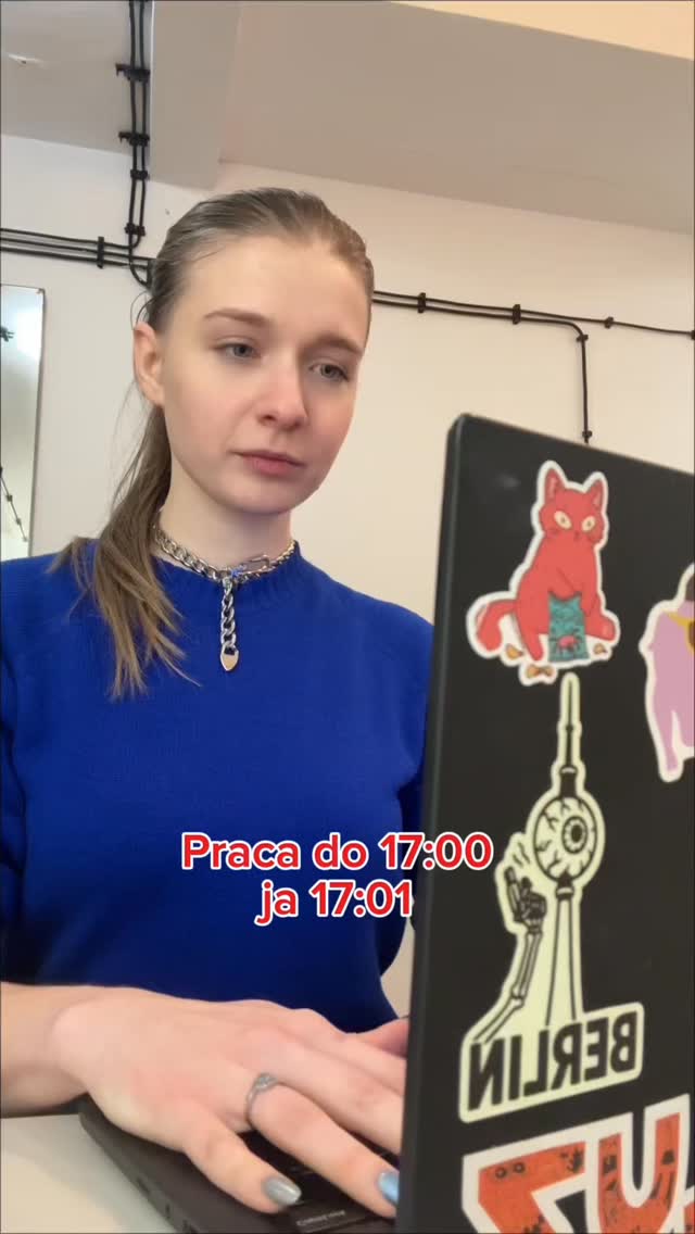 Kupiłaś włóczki i pomyślałaś: to jest TEN moment. Teraz zostanę dziewiarką. Będą szaliki, torebki i ten wymarzony SWETEREK.✨😍
Nasza rada: podobno najlepiej szydełkuje się wtedy, gdy świat wokół płonie. Albo gdy masz do zrobienia wyjątkowo nudny projekt do pracy lub na studia 🤭
#diy #crafts #crochet