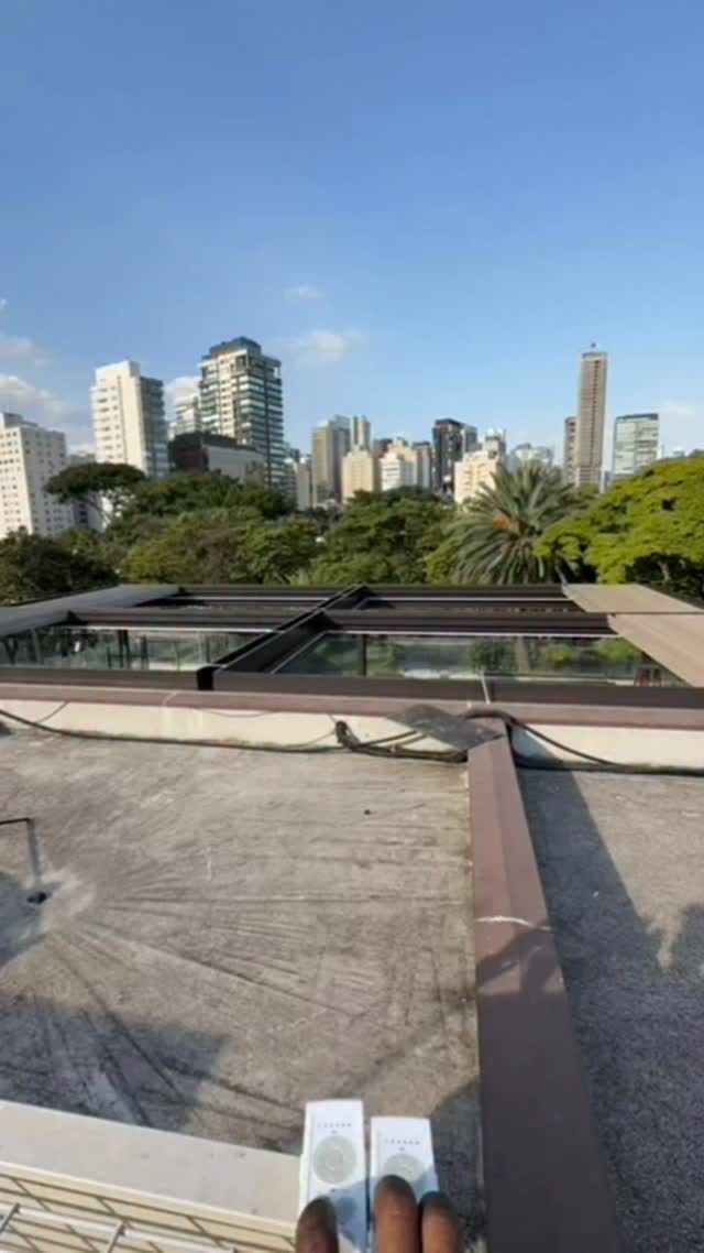 Coberturas inteligentes. Arquitetura em movimento.
A pérgola bioclimática redefine a experiência outdoor ao permitir o controle preciso de luz, ventilação e proteção contra chuva. Com lâminas orientáveis e integração total aos sistemas de sombreamento, o espaço se adapta ao clima, ao uso e ao projeto — em tempo real.
Mais do que cobertura, uma extensão arquitetônica pensada para desempenho, conforto e estética.
Arthur Decor | Pátio Design
#arthurdecor #patiodesign #pergoladesign #retractableroof