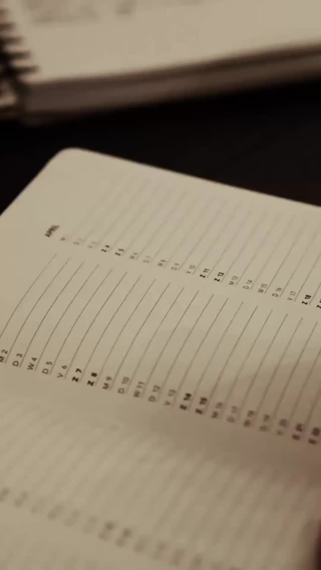 Les bonnes résolution reposent sur une idée très ancrée dans notre culture de début d’année 🎯: celle qu’il faudrait décider, se projeter, reprendre le contrôle.
❌Mais cette logique entre en collision frontale avec la réalité du cancer, de l’après-cancer et de l’aidance.
Après un cancer, le corps n’est pas immédiatement disponible pour l’élan.
Il cherche d’abord de la sécurité, de la stabilité, un rythme supportable.
Le psychisme, lui, intègre souvent après coup : fatigue persistante, anxiété, peur de la rechute, perte de repères, difficulté à se projeter.
Chez les proches aidants, la situation est similaire.
L’hyper-vigilance mise en place pendant la maladie ne s’arrête pas avec la fin des traitements.
L’épuisement et la charge mentale apparaissent souvent après, quand la pression retombe.
🙏Dans ce contexte, ne pas prendre de bonnes résolutions n’est ni un manque de motivation, ni un refus d’avancer.
🛡️C’est souvent un mécanisme de survie, une étape normale du processus de reconstruction après une épreuve grave.
En oncologie et en onco-thérapie, respecter ce temps d’intégration est essentiel.
✅On ne se reconstruit pas sur injonction.
On se reconstruit quand le corps et la tête sont prêts.
👉🏻Si ce message vous parle, vous pouvez l’envoyer à quelqu’un que ça pourrait soulager.
#vivreavecuncancer #aprescancer #cancercoach #oncothérapeute #oncologie