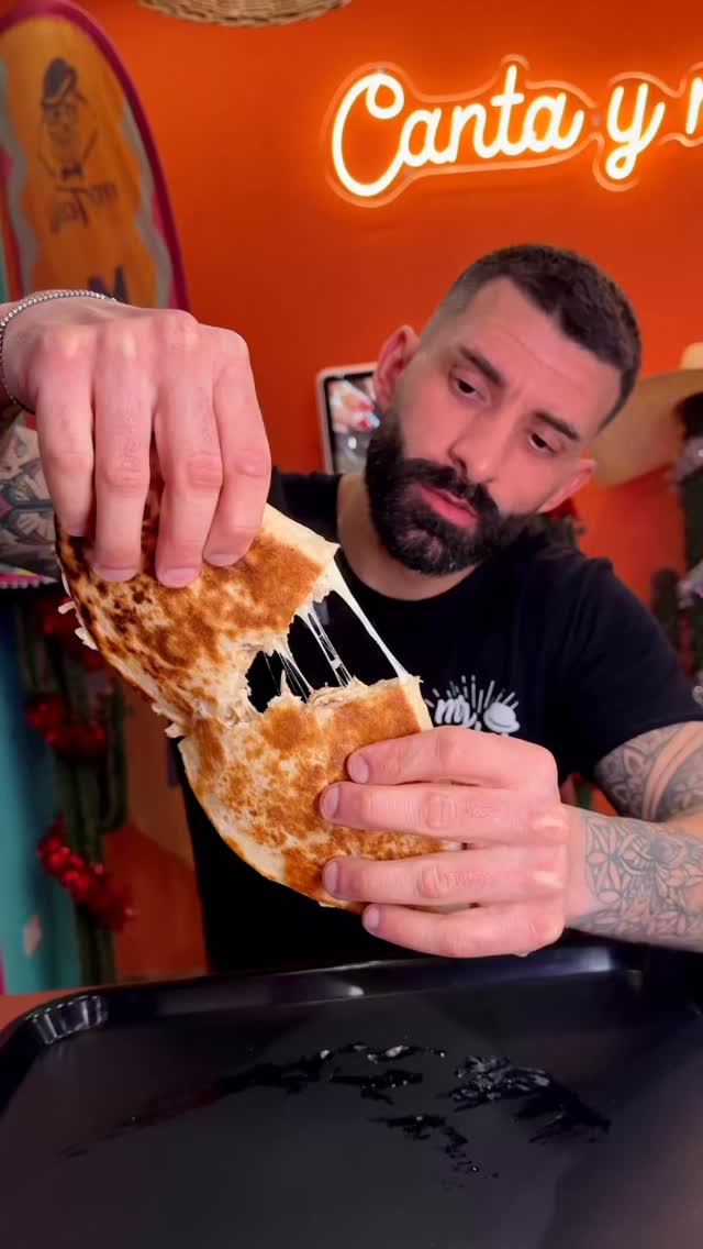 Ogni mercoledì, per tutto il mese di gennaio, per ogni quesadilla acquistata, te ne daremo una in omaggio! Iniziamo il nuovo anno come si deve qui da Mr Tabù, alla dieta ci pensiamo a febbraio 😂
Da Mr Tabù tacos e burritos li componi tu! 🌮🌯
📍Centocelle: Via dei Castani 304
📍Ostiense: Via Pellegrino Matteucci 17
🎥: @smmackstudiosrl
.
.
.
#cucinanatexmex #mangiarearoma #texmex #ristorantiroma #cucinamessicana