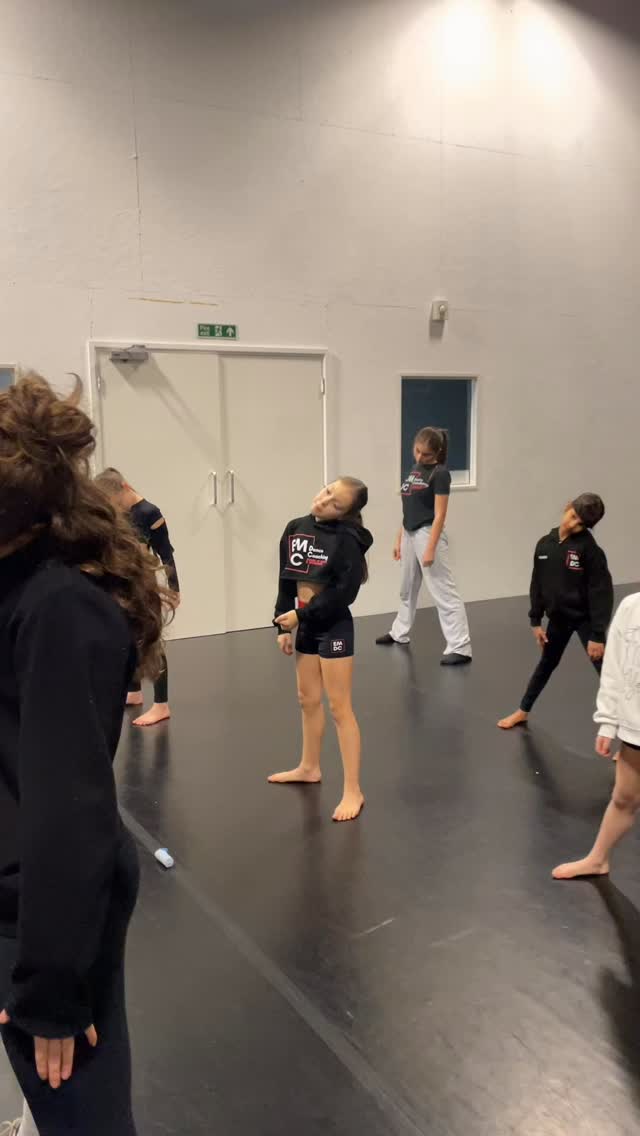 Our first Bodycon & Stretch class of 2026 💪
30mins of body conditioning followed by 30mins of stretch and flexibility work 🤩
These girls TRAIN 💥
#miltonkeynesmums #miltonkeynes #dancemiltonkeynes #miltonkeynesdance #miltonkeyneskids #emdancecoaching #miltonkeynesbusiness #dance #bodycon #flexibility