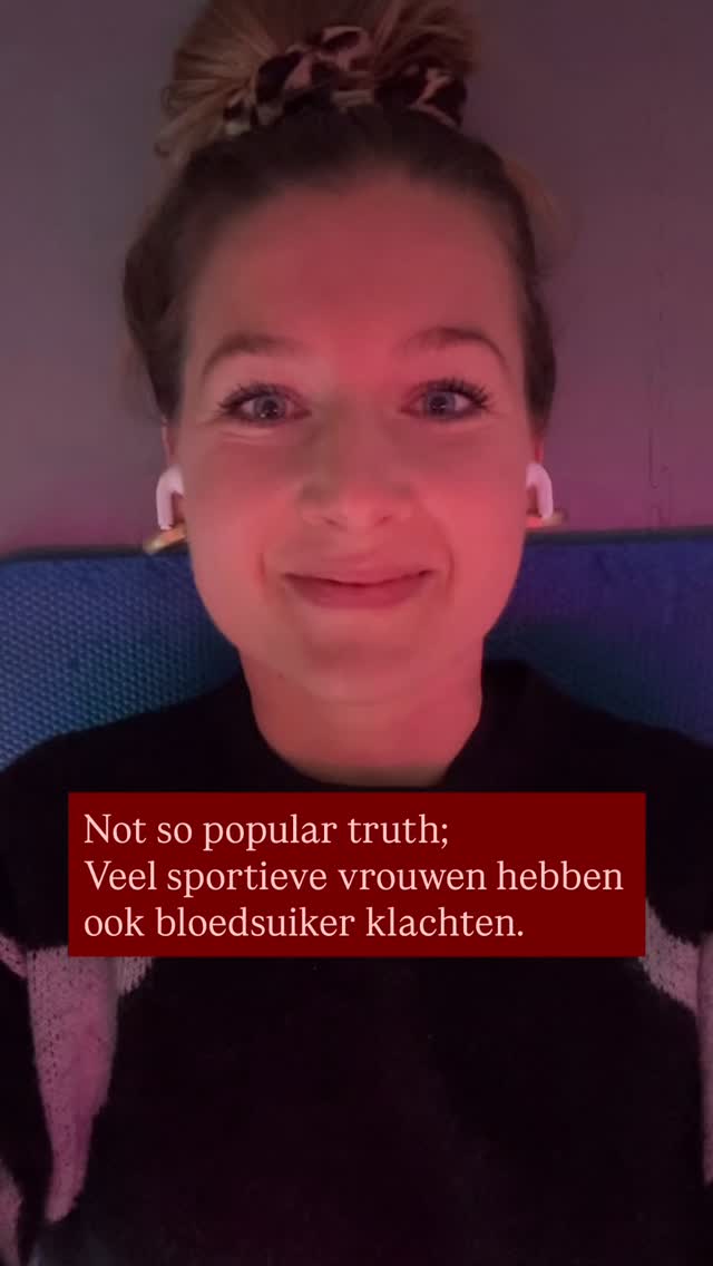 Vanaf dag één van mijn orthomoleculaire opleiding leer je over insulineresistentie en laaggradige ontstekingen.
In mijn praktijk adviseer ik dus al jarenlang over het stabiliseren van je bloedsuiker.
Maar eerlijk? Tot een paar jaar geleden had ik geen idee hoe de daadwerkelijke waardes er in het dagelijks leven uitzagen.
Dat veranderde in 2021, toen ik begon met het meten van mijn eigen bloedsuiker.
Mindblowing.
Ik ging ervan uit wanneer je:
👉 sportief bent
👉 gezond eet
👉 voldoende beweegt
dat het dan wel goed zit...
Little did I know…
Ik zie zóveel vrouwen die er fit uitzien
- personal trainers, fysio’s, hardloopsters -
bewust eten en meer dan voldoende bewegen.
en tóch structureel last hebben van bloedsuikerklachten.
Je hoeft dus geen diabetes te hebben om veel winst te halen uit je bloedsuiker.
Integendeel.
Want ondanks hun ‘fitheid’ hebben ze toch last van:
👉 energiecrashes in de middag
👉 minder focus en discipline
👉 cravings aan het eind van de dag
👉 een dip na het sporten
👉 hormonale klachten
👉 slecht slapen
👉 moeite met afvallen
Omdat wat ze doen niet past bij hun lijf.
Bij vrouwen is bloedsuiker nauw verbonden met stresshormonen, geslachtshormonen, de cyclus én de timing en samenstelling van voeding.
En dáár gaat het vaak mis.
We worden online plat gegooid met duizenden adviezen “hoe het zou moeten” —
maar dat sluit zelden perfect aan bij jouw lijf.
Gezondheid is maatwerk.
Het vraagt analyses, ervaring, inzicht en het leggen van de puzzel tussen:
- bloedwaarden
- glucosewaardes
- klachten
- levensfase
en alles wat iemand meebrengt aan stress, geschiedenis en belasting.
Ik ben benieuwd 👇
Heb jij ooit bewust aan je bloedsuiker gewerkt? En hoe ging dat voor je?