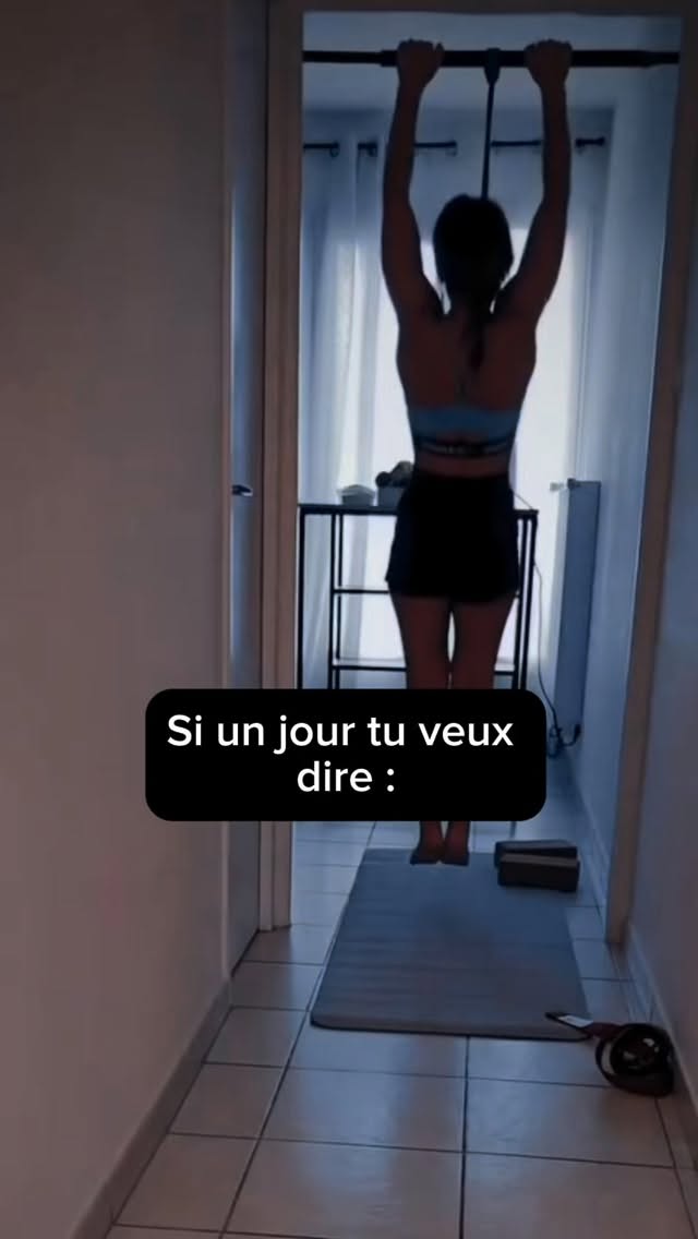 1 an sépare ces vidéos…
Et si j’avais fait 4 pas en arrière à chaque échec, à chaque stagnation, à chaque jour où j’ai voulu tout lâcher… je n’en serais jamais là.
J’aurais pu reculer.
J’aurais pu abandonner.
Mais j’ai choisi de rester.
De croire au process même quand rien n’était visible.
De me rappeler que le chemin n’est JAMAIS linéaire.
Et aujourd’hui, en regardant ces deux versions de moi,
la fierté est immense.
Pas seulement pour le corps changé,
mais pour la femme qui a tenu bon dans les creux,
qui a continué d’avancer malgré les doutes,
qui a choisi la résilience au lieu de l’abandon.
Alors si toi aussi tu traverses un creux en ce moment…
retiens ce moment.
Il fait partie du chemin.
Et quand tu seras de l’autre côté,
tu seras tellement fière d’avoir continué.
💔➡️💪
Le process paie toujours à ceux qui restent fidèles.