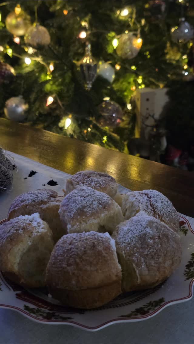 Dan je savršen za buhtlice.
Baba ih je zvala slatke pogačice .
S marneladom od šipka su mi neodoljive.
Vruće su najbolje, ali sutradan za močiti u kafu ....mljac !
I ja sam ko buhtla 🥰#food #cookinghome ##cookie #cookingram #cake