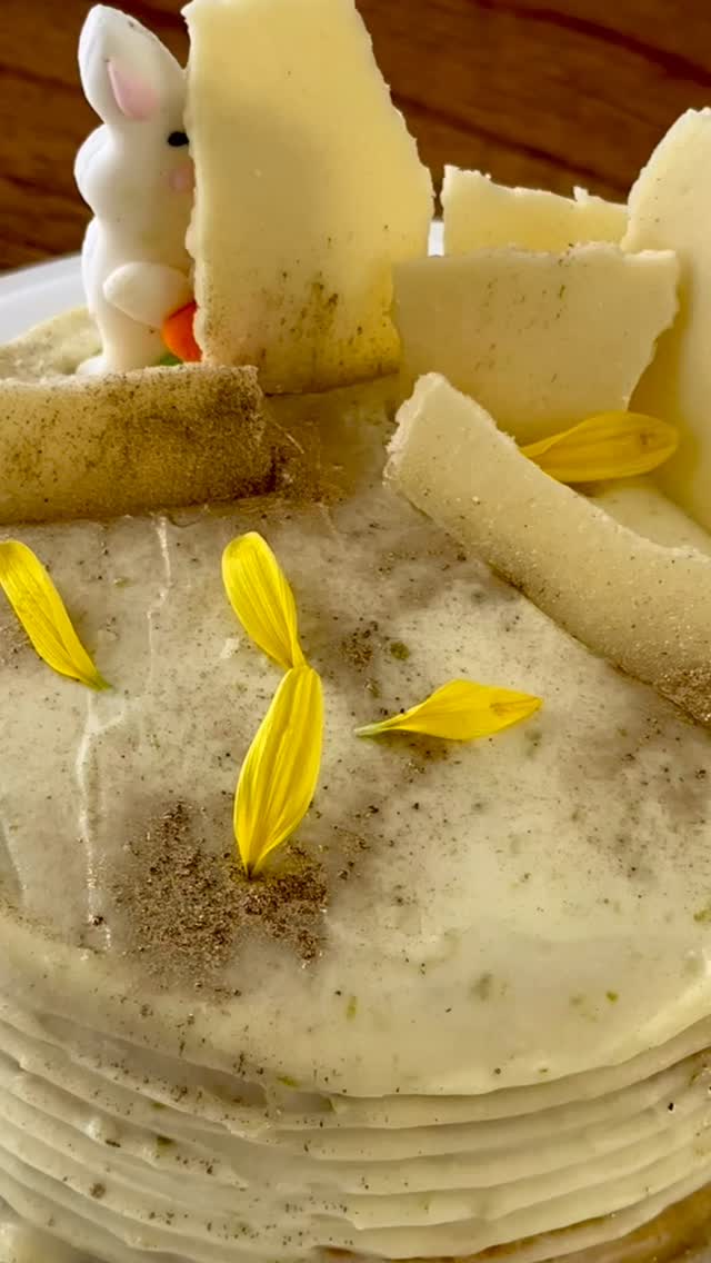 Torta Nina ✨
Nació de una historia de espera y amor.
Suave, delicada y luminosa, como todo lo que realmente vale la pena.
Bizcocho de harina de almendras,
crema de mascarpone sedosa,
un toque fresco de lima
y la dulzura sutil del chocolate blanco.
Terminada con flores comestibles y virutas de chocolate blanco porque hay historias que merecen ser celebradas con belleza 🌸
✨ Nina ya es parte de Oh! Cheesecake