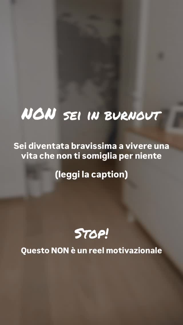 Il burnout non è essere stanche.
È essere diventate funzionali
in una vita che non abbiamo scelto fino in fondo.
Non sei crollata perché:
– sei responsabile
– sei intelligente
– sai adattarti
– sai resistere
E così hai resistito anche a te stessa.
Il problema non è recuperare energie.
È che stai spendendo la tua identità
per mantenere un equilibrio che non ti nutre.
Non serve fermarsi un weekend.
Serve capire chi stai proteggendo continuando così.
👉 Se questo reel ti ha dato fastidio
(Almeno un pó)
scrivimi “CHI SONO” in DM.
Da lì parte il lavoro vero.
#identitàfemminile
#burnoutinvisibile
#donneconsapevoli