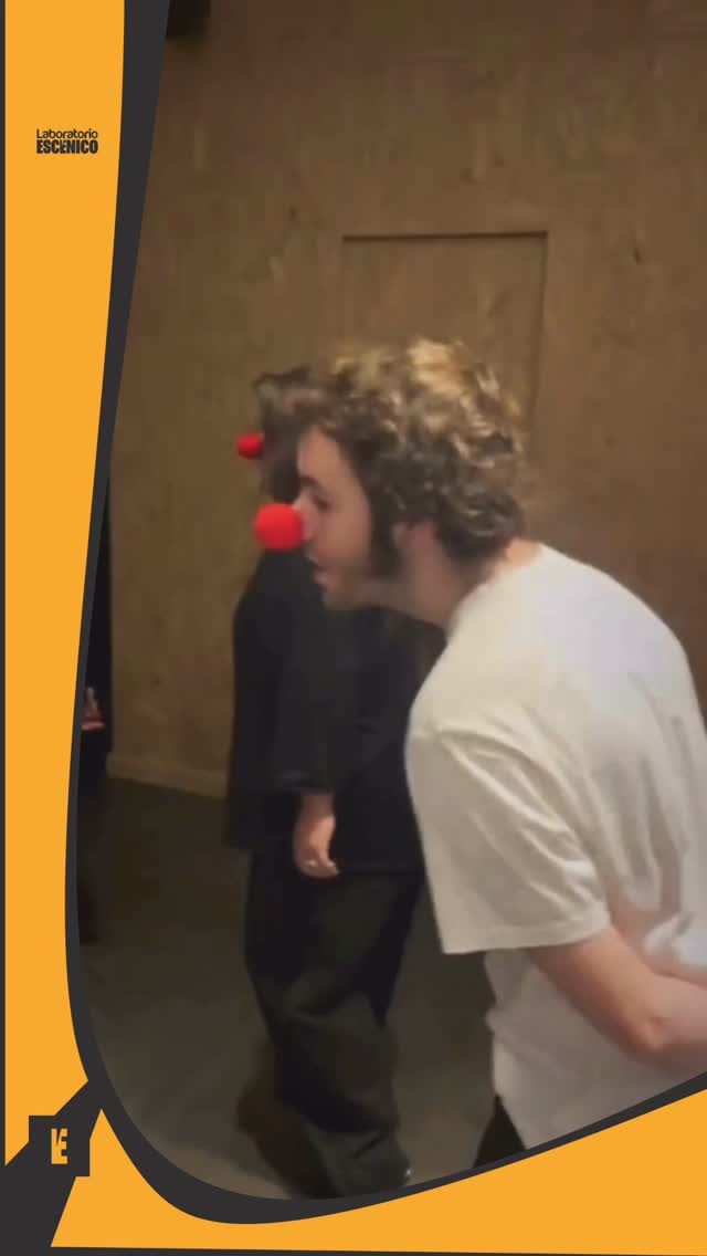 “SOY VULNERABLE” 🤡
Ser vulnerable es luz, apertura.
En el teatro, el clown lo celebra y lo transforma en fiesta 🥳
Desde el juego y la creatividad, la vulnerabilidad se vuelve encuentro, risa y verdad. Un camino a un mundo mejor ✨
#escueladeteatro 🎭