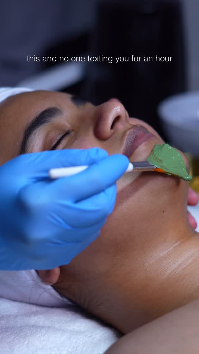 Green tea facial loaded with antioxidants to soothe, reduce redness & boost radiance.
#GreenTeaFacial #AntioxidantSkincare #surrey #canada SkinRadiance RednessRelief HydrationBoost SoothingTreatment HealthyGlow SkincareClinic FacialSpecialist SkinCareProfessionals
