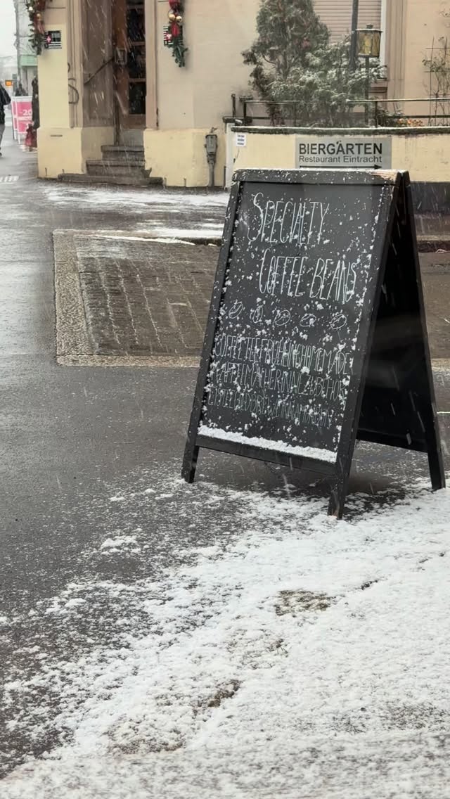 Auch hier hat es angefangen zu schneien und wir sind für euch da mit warmen Getränken, gutem Essen und einer gemütlichen Stimmung ❤️.
#frühling #coffee #café #specialtycoffeeshop
