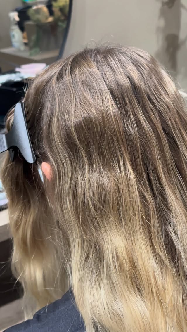 Lived in blonde but make it timeless ✨
Soft dimension, seamless blend and zero harsh lines
Our girls just know how to deliver ✨
Beautiful work by Casey
#naturalblonde #livedinblonde #blondehair