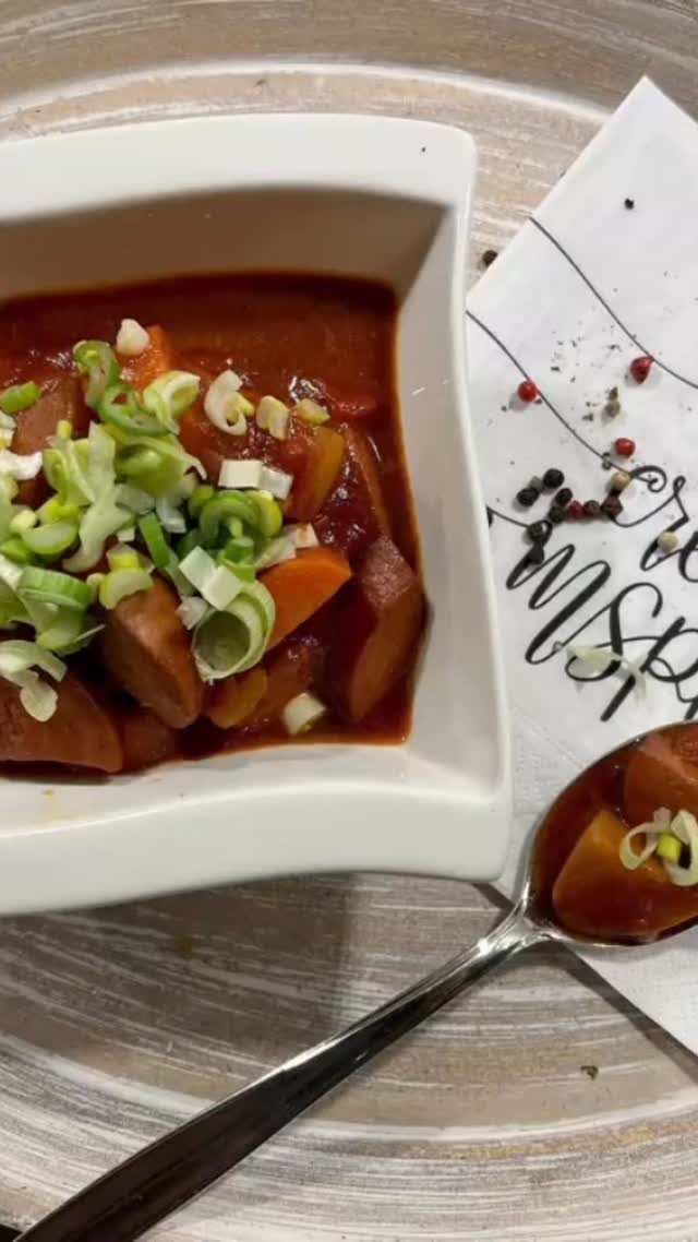 “Cozy January”
Typisch Schweizerisch - Cervelat Gulasch
Wärmend, wohltuend und einfach immer Lecker 😋 Unser typisches Gulasch Schweizer Art ….bringt Gemütlichkeit in den kalten Januar.
Zutaten für 4 Personen
1 grosser Cervelat
4-5 Karotten
6-7 Kartoffeln
1 Zwiebel
1 Knoblauchzehe
1 dl. Rotwein
2 dl. Gemüsebrühe
1 Dose gewürfelte Tomaten
2 kleine Frühlingszwiebeln
Etwas BBQ Sauce (zB. Rufus Teague)
Salz + Pfeffer
Zubereitung
Zwiebeln grob stückeln und Knoblauch fein hacken. In einer Pfanne andünsten
Cervelat längs halbieren, in Scheiben schneiden und mitbraten.
Kartoffeln und Karotten grob würfeln und dazu geben.
Mit Rotwein ablöschen und mit Bouillon und Tomaten auffüllen.
Köcheln lassen bis Kartoffeln und Karotten gar sind. Das Ganze mit Gewürzen abschmecken.
Mit Frühlingszwiebeln garnieren und servieren.
En Guete !
#thekitchenwitches #einfachaberlecker #ausprobieren #Cervelat #lecker gulasch köstlich kartoffeln karotten