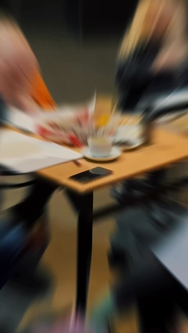 Wracamy do pracy nad nową premierą - „A WIĘC TO MIŁOŚĆ” (Es ist also liebe) Stephan’a Eckel’a @undbeidirso w tłumaczeniu Jacka Kaduczaka @jacek_kaduczak
Dziś kolejna próba – i ważne spotkanie z twórcą scenografii i kostiumów - Adrian Lewandowski @adrian_lewandowskii , który zbuduje wizualny świat naszego spektaklu. @adrian.lewandowski.projektant @adrian.lewandowski.scenograf
Powoli rodzi się opowieść.
Z prób, rozmów i szkiców.
Z aktorskich emocji, reżyserskich decyzji i teatralnej wyobraźni.
Będzie miłość.
Będzie moda.
Będzie zamieszanie – to, które na scenie smakuje najlepiej.
I oczywiście komedia.
Prace ruszyły pełną parą, a my z każdym kolejnym dniem coraz bardziej nie możemy doczekać się finału tej drogi.
Premiera już w marcu.
Obsada:
@oraczmalgorzata
@kamil__bloch
@justynasieniawska
@teresa_bielinska
@bielinski_miroslaw