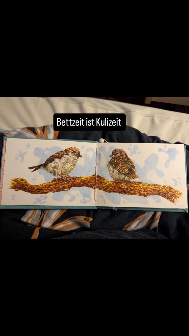 Wenn ich ins Bett gehe, komme ich nicht drum Rum nochmals etwas kreativ zu werden, um den Tag ausklingen zu lassen. Selbst dann, wenn ich direkt aus meinem Atelier komme.
Entweder wird noch ein wenig an einer Handarbeit gearbeitet, meist aber nochmals im kleinen Skizzenbuch gearbeitet. Derzeit bin ich dran, mit Kuli zu arbeiten. Ich möchte meine Fertigkeiten darin etwas verbessern, gleichzeitig aber auch nichts anspruchsvolles machen und reduziert arbeiten.
Neben diesem Skizzenbuch liegen auch noch zwei andere in meinem Schub.
Eins ist zwar schon geplant, aber noch nicht begonnen und das andere wird mit Bordürenelementen gefüllt. Auch da möchte ich mich weiterentwickeln.
Was macht ihr, wenn ihr ins Bett geht zum runterkommen?
#dailyart #sketchbook #sketchbookart #ballpointpenart #myownartology