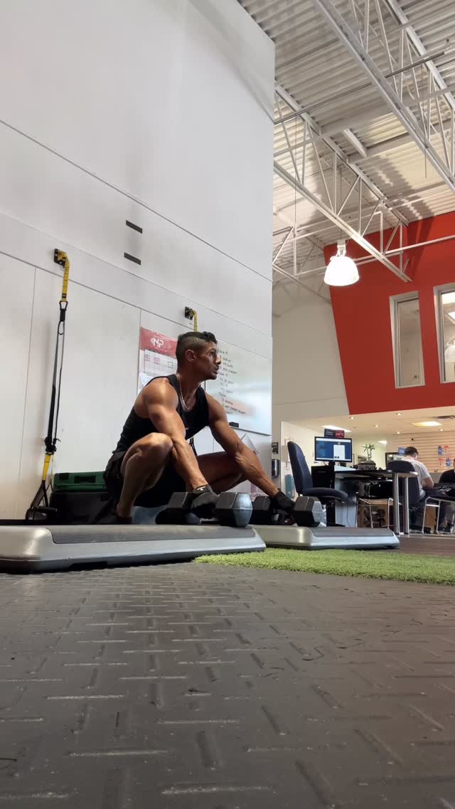 Training with intention.
For me, handstands are more than a skill — they’re a practice of complete presence.
Connecting to my internal stability muscles, syncing my breath, calming the mind, and trusting the moment upside down.
There’s something powerful about starting a workout inverted — it shifts your perspective, sharpens focus, and sets the tone.
Who else loves a good inversion to kick off their training? ✨
#TrainingWithIntention #MindBodyConnection #HandstandPractice #InversionLove #Presence FunctionalTraining BreathAndMovement WellnessLifestyle