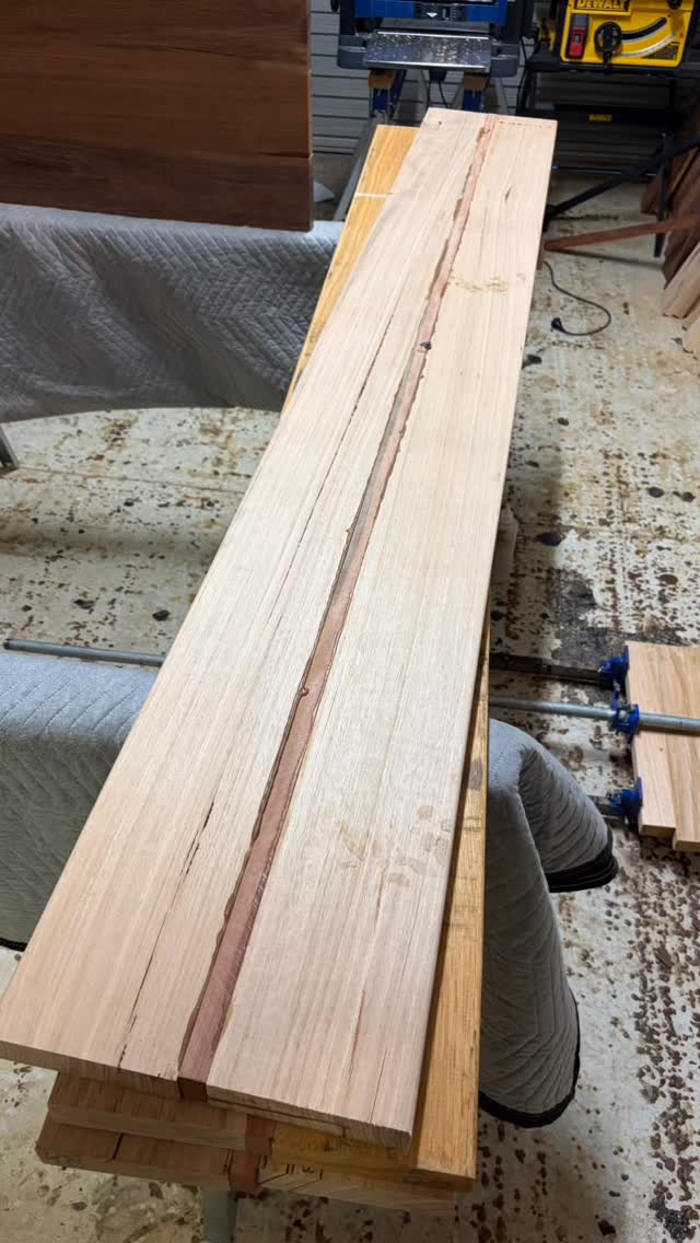 Back at it in the workshop this week doing the second half of a bulk order of boards for @willow_and_stone_estate 👌
.
.
.
.
.
.
.
.
.
.
#choppingboard #bespoke #homedecor #kitchen