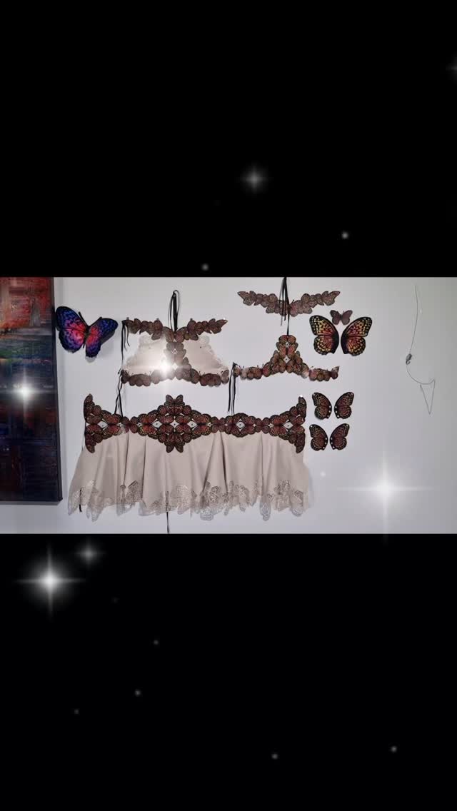 Check out my Wearable Art outfit magnetised to my studio wall lol. To see the outfit work in my first Performance Artwork! Go to https://youtu.be/TKHuuPG-Rjo to watch the whole, amazing performance by imsta's @r.ass.putin as he brings my Wearable Art to Life!
I hope you all enjoy the story, the message and of course, the art! ♡
.
Made from hand painted sustainable and eco conscious materials like... Desserto Cactus Leather, Oleatex Olive Leather, Malai Coconut Leather, Repurposed Vintage Leather, Pinatex Pinnapple Leather, Portuguese Cork Leather, Produce Leather, Recycled Polyester suede fabric Recycled Clothes.
this entire outfit was handmade and crafted... viva la slow fashion ;)
.
InstaStalk...
MODEL: @r.ass.putin
Make-Up: @makeupandhairbyfran
Awaf Team: @australianwearableart
Music: @liboriocontimusic
Artist Designer: @melbourne_artist
.
#wearableart #performanceart #inclusivity #stopthehate #diversity