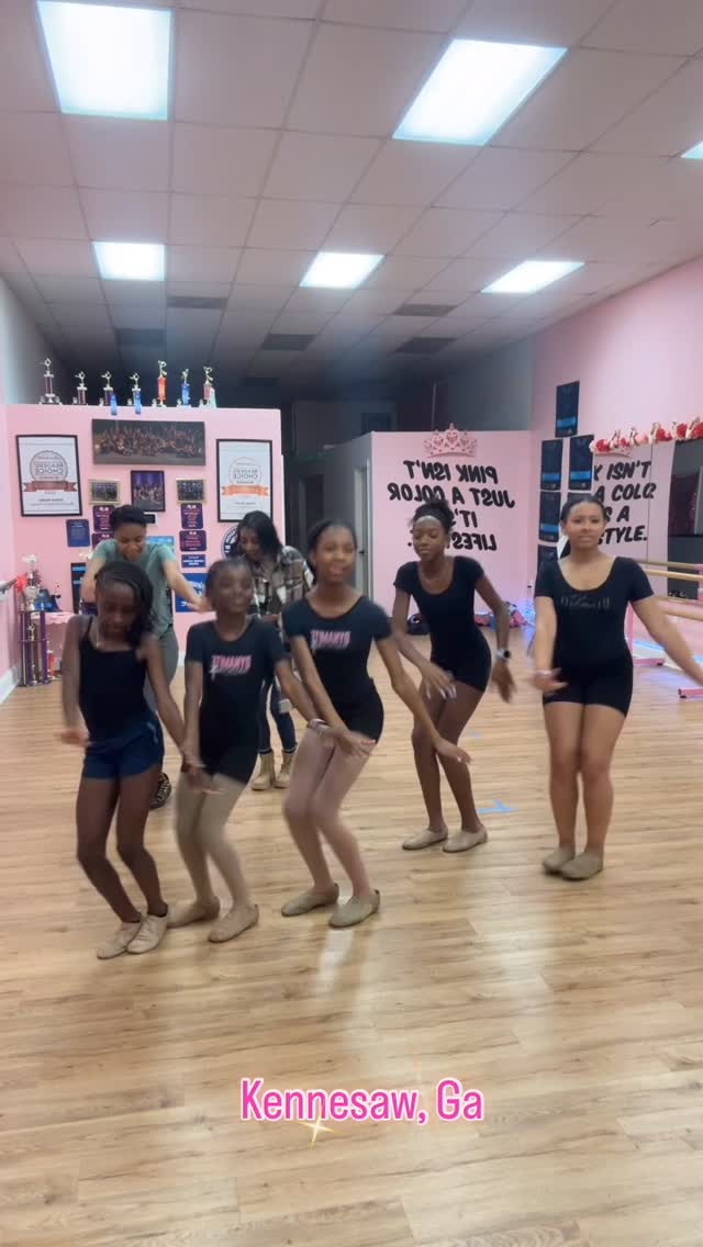 And just like that… holiday break is OVER 🎄➡️💖
The kids are back hollering “6, 7” and TikToking the pink right out of the studio 💃🏽🎶
We can’t WAIT to see all of our new students joining us this week!
It’s not too late to BALL(dance) at Dynamite Dance Factory ✨
Swing by the studio and try a class this week— the Pink Palace is BACK in action 💕🔥
#BackToDance #PinkPalaceVibes #DynamiteDanceFactory #TryAClass #DanceSeason
