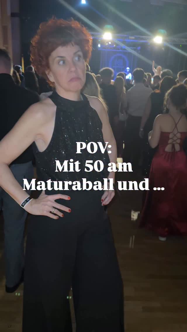 ✨Ich wollt ein cooles Tanz-Reel für euch aufnehmen und dann kam „Gangman Style“ 🤪 Geht gaaar nicht für mich
👉 Beim welchem Lied shakst du dafür so richtig ab? Schreib’s in die Kommentare
–––
Hallo! Ich bin’s, Daniela. 🎙️
Host von MENOMIO – Der Podcast für glückliche Wechseljahre.
Wechseljahre sind kein Drama – sie sind dein Upgrade.
✨ Mit Wissen, Humor & echten Geschichten zeige ich dir, wie du diese Phase feiern kannst.
👉 Folge mir, wenn du Glitzer statt Tabu leben willst – und ehrliche Einblicke zu Wechseljahren, Perimenopause & Selbstfürsorge suchst.
✨ Glückliche Wechseljahre sind kein Mythos – sie sind (m)eine Mission.
#glitzernstattschwitzen #wechseljahre #perimenopause