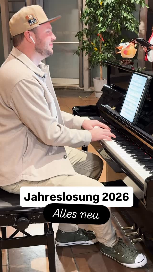 ✨ Alles neu ✨ Lied zur Jahreslosung 2026 (Offenbarung 21,5).
Diese Eigenkomposition stammt von unserem Chorleiter Oliver Seidel und seiner Frau Lea Seidel, die gemeinsam Musik schreiben und komponieren. Ein Lied über Hoffnung, Neuanfang und Transformation.
Als Popchor ist es etwas ganz Besonderes, eigene Musik unseres Chorleiters zum Leben zu erwecken und diese Botschaft gemeinsam hörbar zu machen. 🎶❤️
👉 Die Noten zum Stück gibt es zu bestellen:
Chorpartitur
Chor- & Klavierpartitur
🔗 Noten bestellen unter: Link in Bio
Musik & Text: Lea Seidel, Oliver Seidel
Arrangement: Oliver Seidel
Video: Lea Seidel
Kamera: Sebastian Hartmann, Lea Seidel
Audio: Karsten Heymann
#Jahreslosung2026 #SieheIchMacheAllesNeu #Popchor