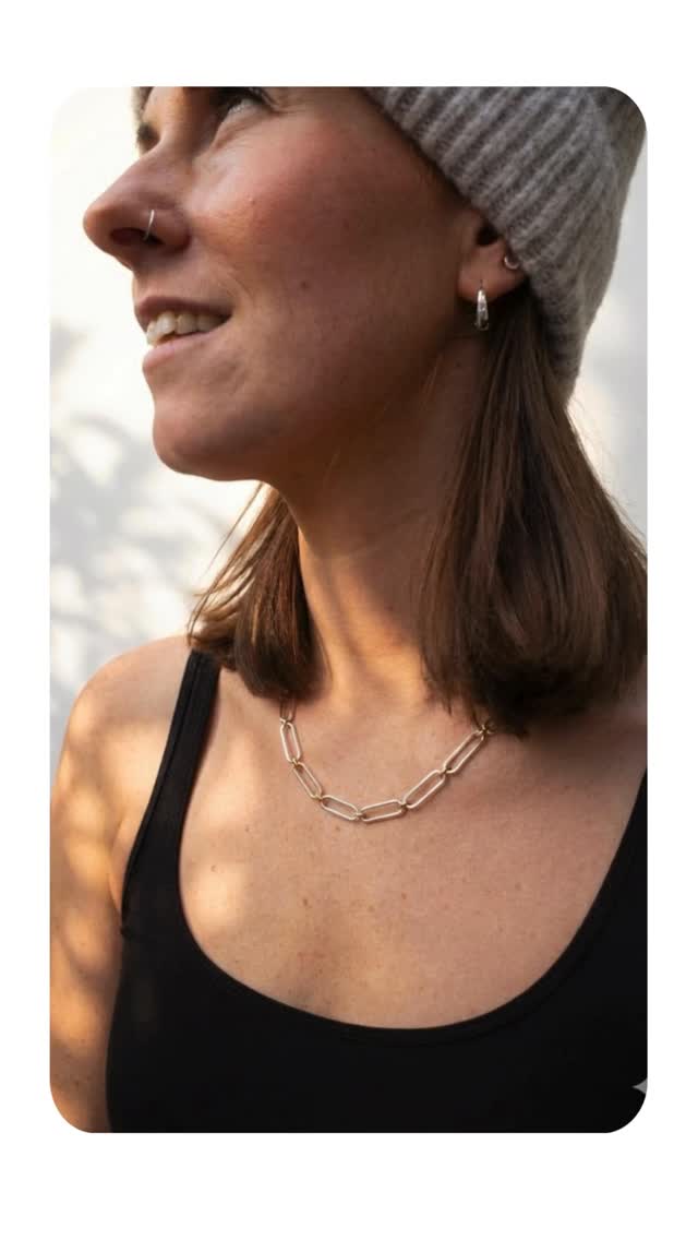 Little present I made for myself- silver paper clip chain with gold links.
Thanks to Meg for modelling 😍
#silverandgold #paperclipchain #handmadejewellery #ndccmaker