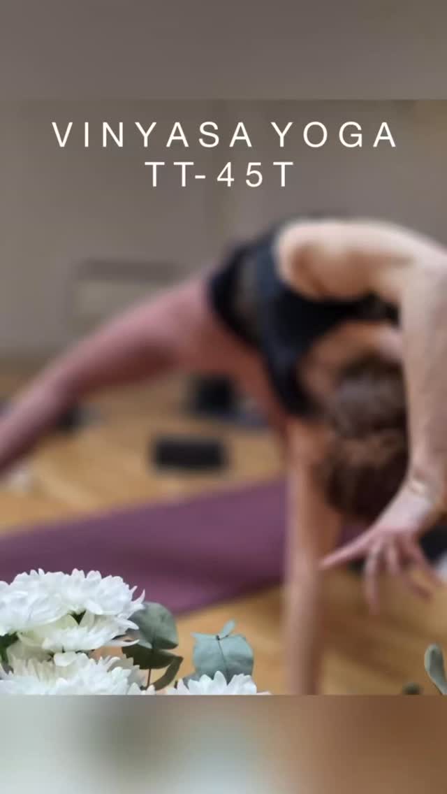 Fordyp deg i vinyasa fra der du er! Bli med online på 45 timers Vinyasa Yoga Training i anatomisk sekvensering 🙏
Denne interessante fordypningen med Pia Maria Kozlowski @yoginipi starter 18. januar og går over 6 helgedager. Følg dagene online i sanntid og/eller se opptak senere 💻
Her lærer du å bygge meningsfulle sekvenser for å forberede kroppen til å kunne komme dypere inn i yogastillinger og hvordan du forebygger mot skader 🧘🏻♀️
Du vil få nyttig innsikt i klasseoppbygning og anatomi, slik at du kan tilrettelegge både din egen og dine deltakeres praksis.
Enten du vil undervise vinyasa/dynamisk yoga eller praktisere yoga mer på egenhånd - denne fordypningen vil gi deg meningsfylt påfyll.
Vi tar for oss forskjellige funksjoner og asanagrupper for hver samling, og utforsker disse gjennom anatomi, teori og lange praksiser.
➡️ Les mer: https://www.osloyoga.no/vinyasa-45
#vinyasatraining #vinyasayoga #vinyasa #vinyasaflowyoga #vinyasanorge #vinyasaoslo #osloyoga #yogaioslo #yogalærer #yogalærerutdannelse #onlineyogatraining #yogateacherstraining
