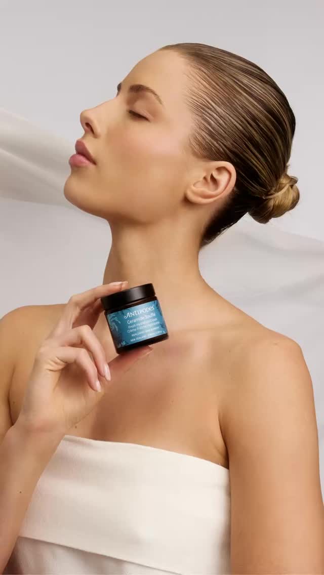 / Une peau confortable commence par une barrière cutanée protégée.
La Crème Ceramide Soufflé @antipodesskincare aide à renforcer la barrière cutanée grâce aux céramides, tout en apportant une hydratation durable💧
Sa texture légère et fondante enveloppe la peau sans effet gras, pour une sensation immédiate de confort.
Une crème idéale si votre peau tiraille ou manque de souplesse.
👉 Vous privilégiez une texture légère ou plus riche ?
.
.
.
.
.
.
.
.
.
.
#antipodes #soinsnaturels #cremevisage #ceramides #cosmétiquesnaturels