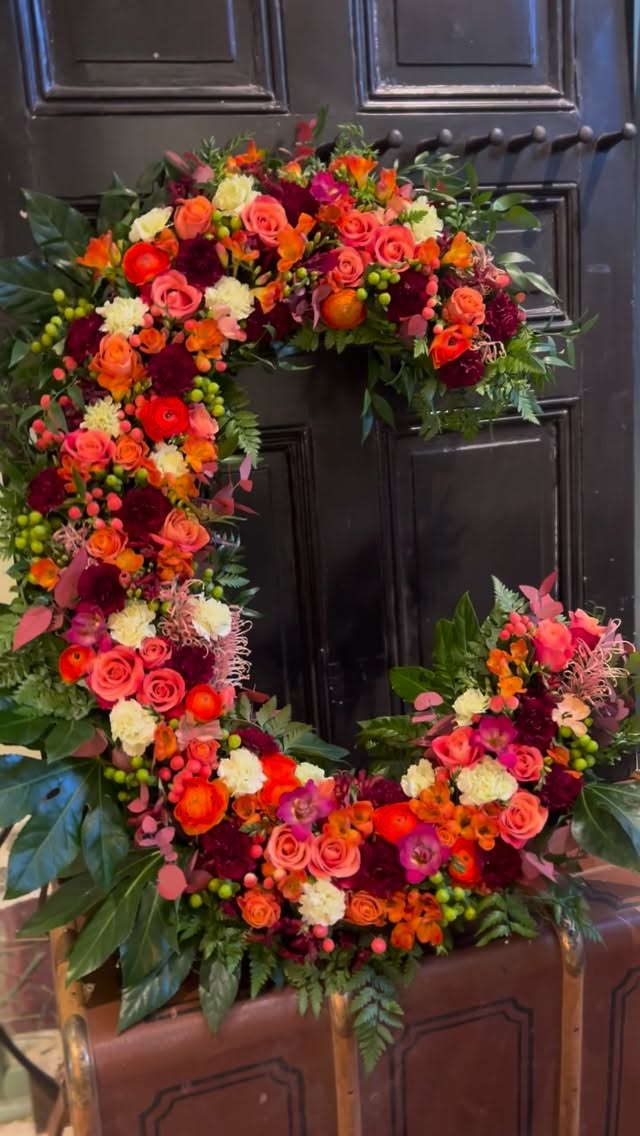 I veckan fick vi ett stort och ärofyllt uppdrag till en begravning. Ett väldigt fint och personligt avsked 🧡 Till ”C” 🧡
Vi hjälper så gärna med blommor till begravning, stort som smått. Bara höra av dig till oss på mail, telefon eller komma in i butiken så hjälper vi att skapa något som passar just dig/er 🌸 på vår hemsida kan du även få inspiration från tidigare kreationer (länk i profilen)