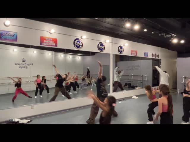 Our younger dancers had the time of their life with @thejonashow 💜👑
#discoverbabylon #VillageofBabylon #LoyalToRoyal #RDCForever #longislanddance longislanddancestudio discoverlongisland dancestudio royaldancestudio