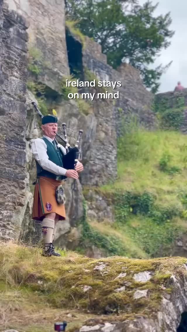 I need a trip back to ireland ASAP 🇮🇪 tag your travel buddy so you can start planning! #blarneycastle #ireland #travel #castle #irishmusic
