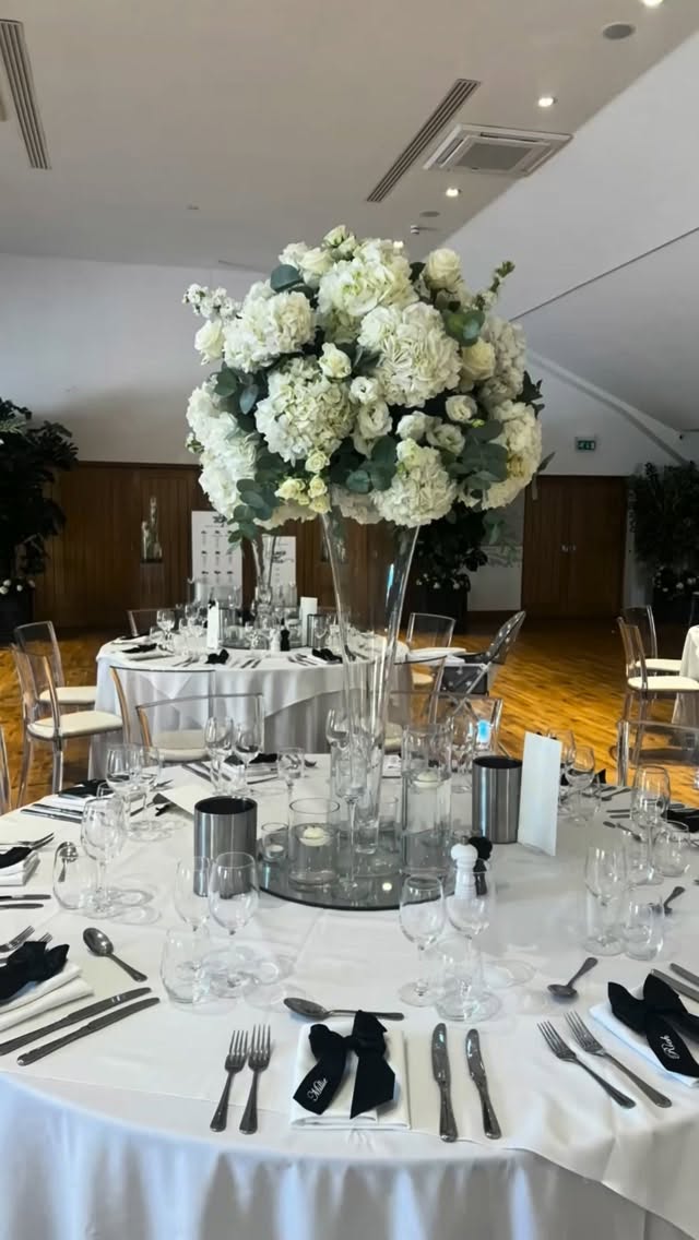 Table declarations at Hatfield Place #essexweddingflorist #hatfieldplace #hatfieldplaceweddings #hatfieldplaceessex #hatfieldplaceweddingflowers