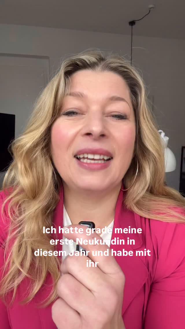 Heute saß meine erste Neukundin des Jahres bei mir.
Und sie sagte einen Satz, den ich oft höre:
„So wie bisher will ich nicht mehr weitermachen.“
Es läuft.
Aber es fühlt sich nicht mehr leicht an.
Und genau da beginnt Veränderung.
Wir haben sortiert, geschärft, neu ausgerichtet.
Nicht alles neu.
Aber ehrlich.
Wenn du merkst, dass deinem Business gerade die Leichtigkeit fehlt:
Hol dir deine 90-Minuten-Kurzanalyse und starte mit mir neu durch.
2026. Let’s fly. ✨