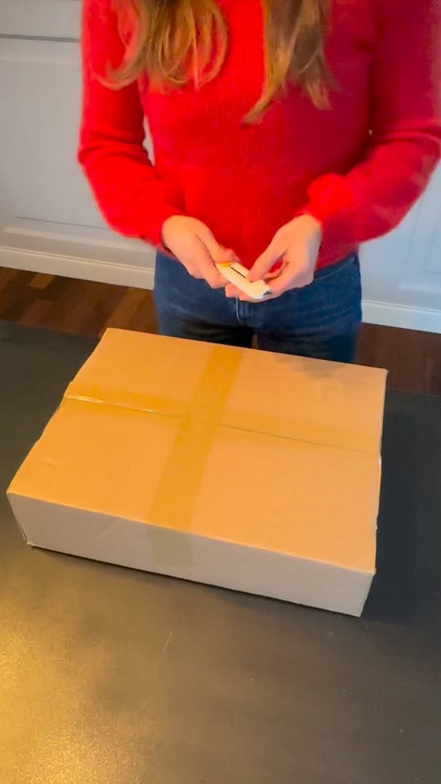 Unboxing pour un nouveau challenge que je me suis donné pour 2026 : 1 semaine = 1 tableau ! 🤪
.
52 tableaux de 15x15cm pour former 1 oeuvre unique de près de 130x110 cm.
.
Les thèmes ? Choisis au gré de mes envies et humeurs hebdomadaires.
.
Parce que j’avais pas assez de choses à faire et à penser sûrement 😅
.
RDV toutes les semaines pour chacune des œuvres et le 31.12.2026 pour le grand final !
.
#artcontemporain #tapeart #paulinefillioux #challenge #1semaine1oeuvre