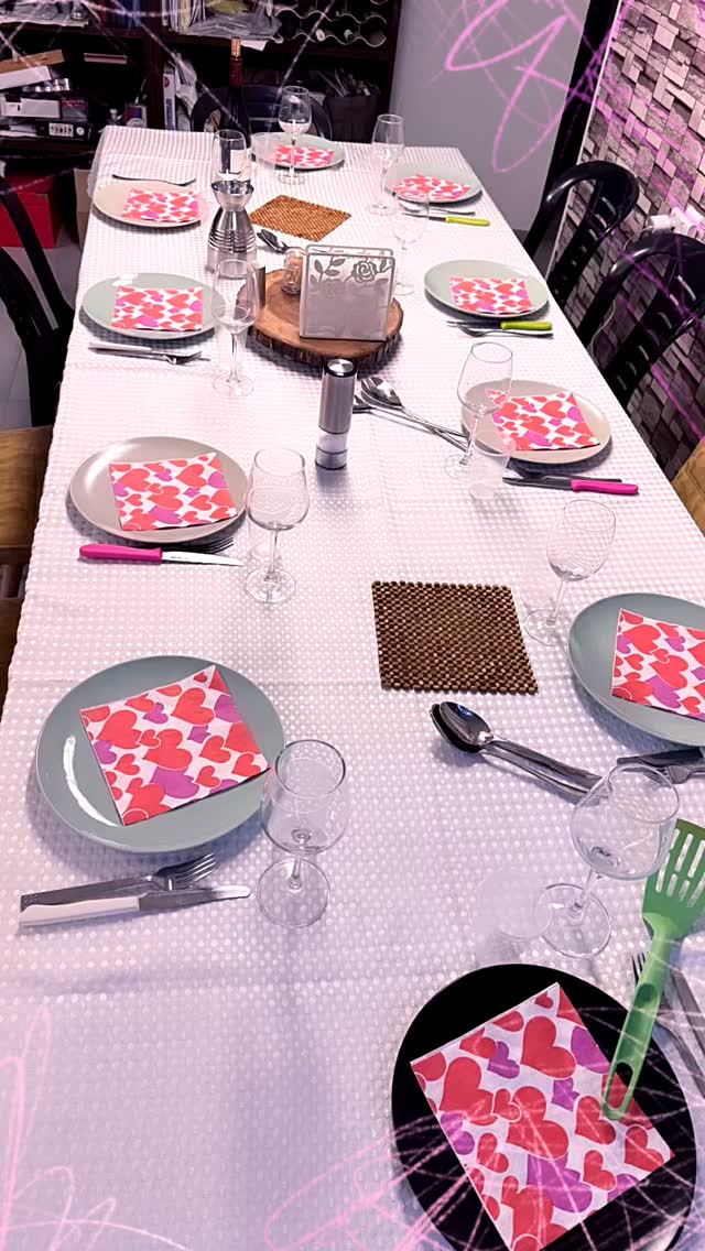 חברים פודיס מבלים יחד בערב של אוכל משגע ומינגלינג. הרצליה ינואר 26