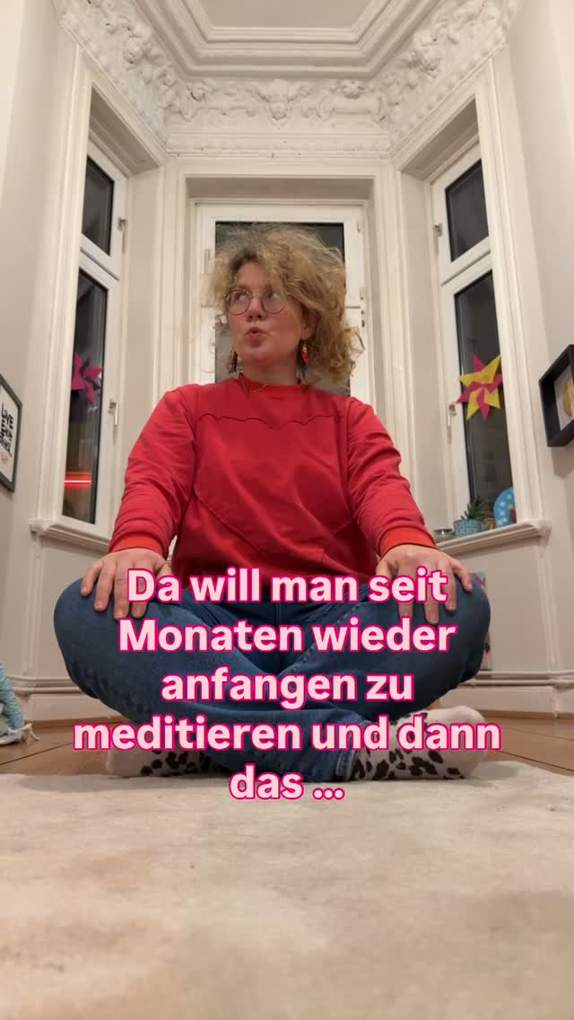Der Alltag bringt mich immer wieder raus aus der Routine und die Erinnerung - wie genial mein Nervensystem von der Meditation heruntergefahren wird - holt mich immer irgendwann wieder zurück.
Was ich am liebsten an der Meditation mag?
Sie ist ein verlässlicher Anker für mein Nervensystem. Ich habe sie immer dabei, egal wohin ich gehe. Sie kostet nix und hat sofortige Wirkung. Selbst, wenn ich nur 5 min Zeit finde, hat sie einen Effekt. Und einmal gelernt, ist sie für immer in mir abrufbar. Und Mit der Routine wird auch der Pumuckl im Kopf leiser.
Welche Beziehung hast du zur Meditation?
#meditation #resilienz #achtsamkeitimalltag #arztin #medizinwissen