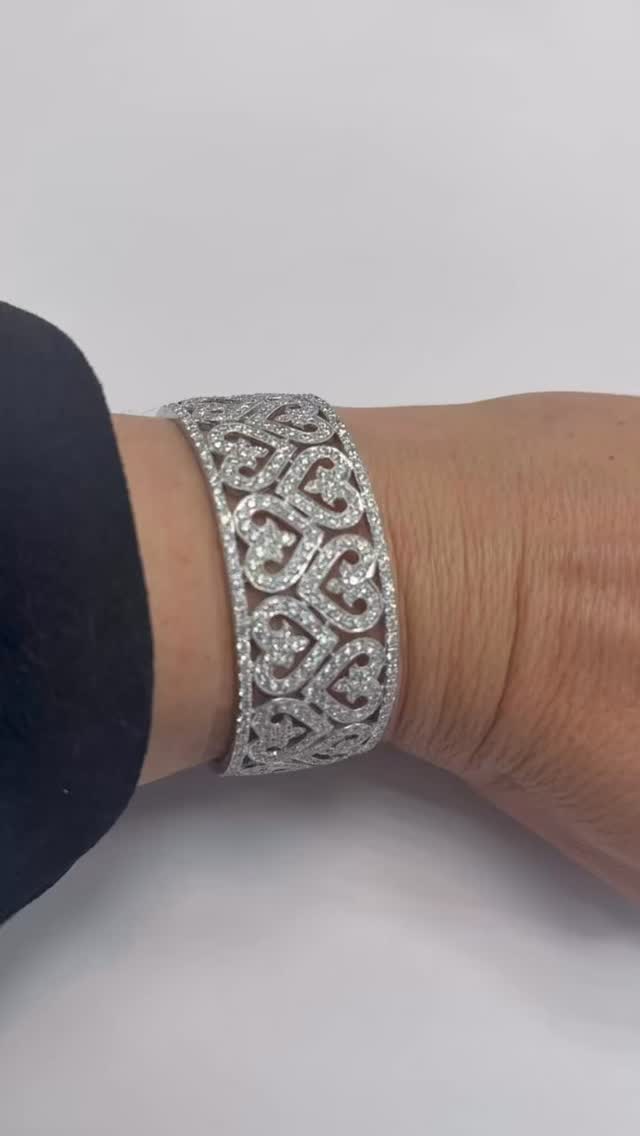 At Alper Jewelry, bold romance meets modern luxury. This wide cuff is crafted in luminous 18k white gold, featuring delicate diamond heart design that catch the light with every movement. A powerful silhouette softened by timeless symbolism—designed to make a statement without saying a word, perfect for Valentines Day❤️
A forever piece, made to be felt as much as it’s seen.
💎 18k White Gold
💎 Diamond Heart Design
💎 Wide Cuff Statement Design
Tap to shine. Save to love.
#WhiteGoldJewelry #DiamondCuff #LuxuryJewelry #FineJewelry #StatementCuff