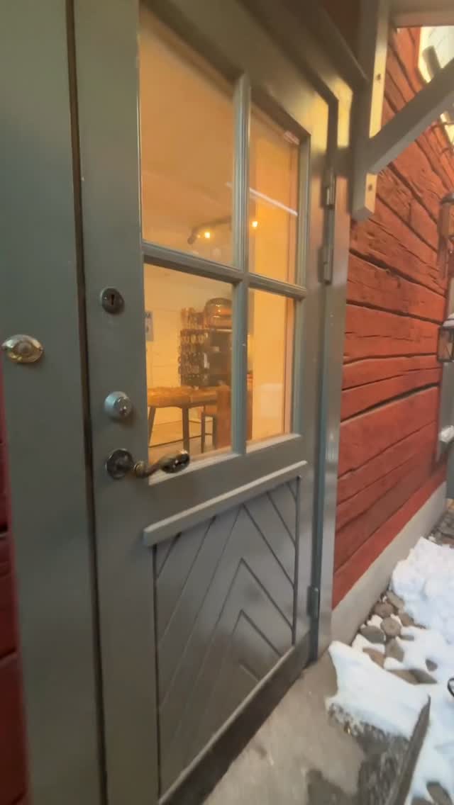 YAHOO! And the dream comes true! Yes I have moved.
Bigger, brighter, lighter! Sunlight fills the spaces and walls. The crystals are bathed in real sunlight. The energy lifted. The circle is complete. The energy moved where it wanted to be.
The shop is now on the higher level and the studio is rooted in deep loving earth energy.
It called. I listened.
And in the summer during your visits to the shop you can take a break and sip tea on the balcony overlooking the garden.
Sacred Space Studio is now a golden temple of deep earth energy in the old shop and Still Spaces baths in the bright light of new beginnings.
Welcome to the number 1 energy of 2026. New Beginnings. It was needed. Sometimes we just have to let go and move forward. I’m so ready for the Fire Horse coming next month.
This year we will create a host of new events in the studio from Specialized Yoga course’s, Crystal Healing courses, Basic Aromatherapy course’s, and Reiki level 1 and 2 coming soon.
Plus all our incredible regular classes will continue from Circles, Full Moon Events, meditations, massage, Shamanic Healing, Life Force Activations and so much more.
Now we have two stunning treatment rooms, a large Shala, and a bigger sunlight filled shop.
Come and visit me and take a look, it’s so lovely. The energy, so lifted.
Shop is now 3C Badhusgatan. Right next door to the old shop.
See you soon @stillspaces_ 💕🌸💕