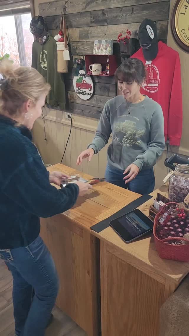 Come visit us, we're open 10-4! 😁
#flippingfriday #freewinetasting ##eagleriverwi #fypage